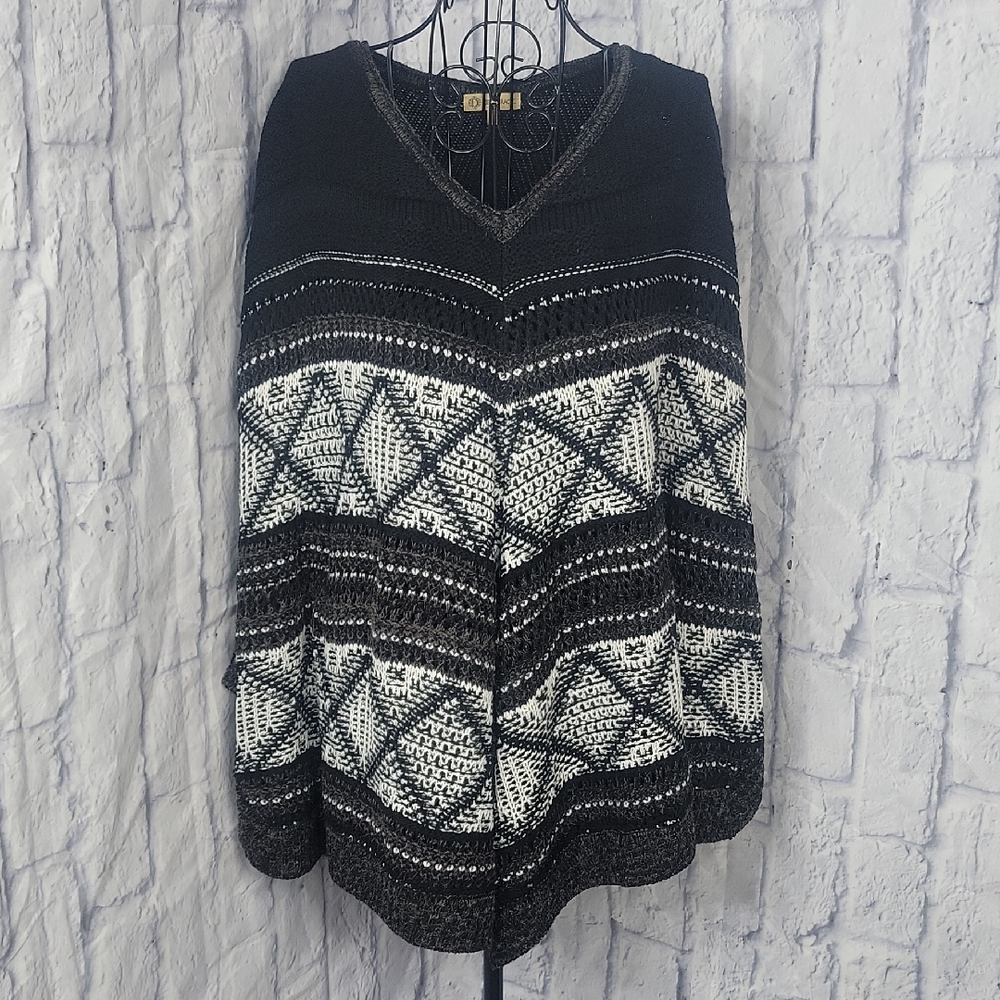 Democracy Black and White‎ Textured Knit Sweater Poncho XL